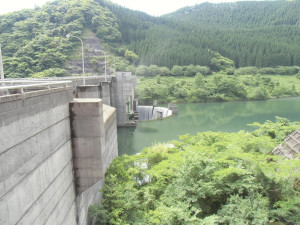 日南ダムのダム湖